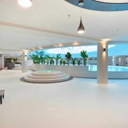 Hanza Tower Sky 23 Pool & Jacussi Daire *